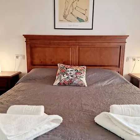 דירה Alcantara Tower 2 Bedrooms פואנגירולה